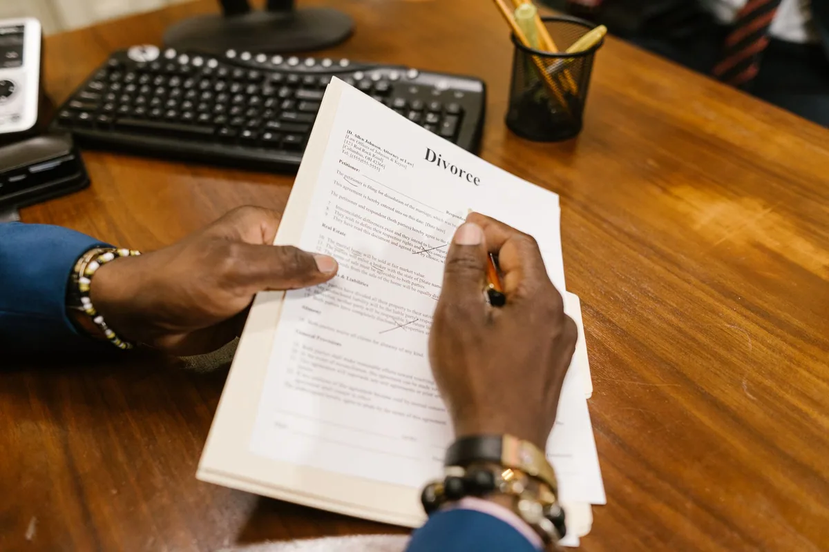 Firma de una escritura inmobiliaria en una notaría